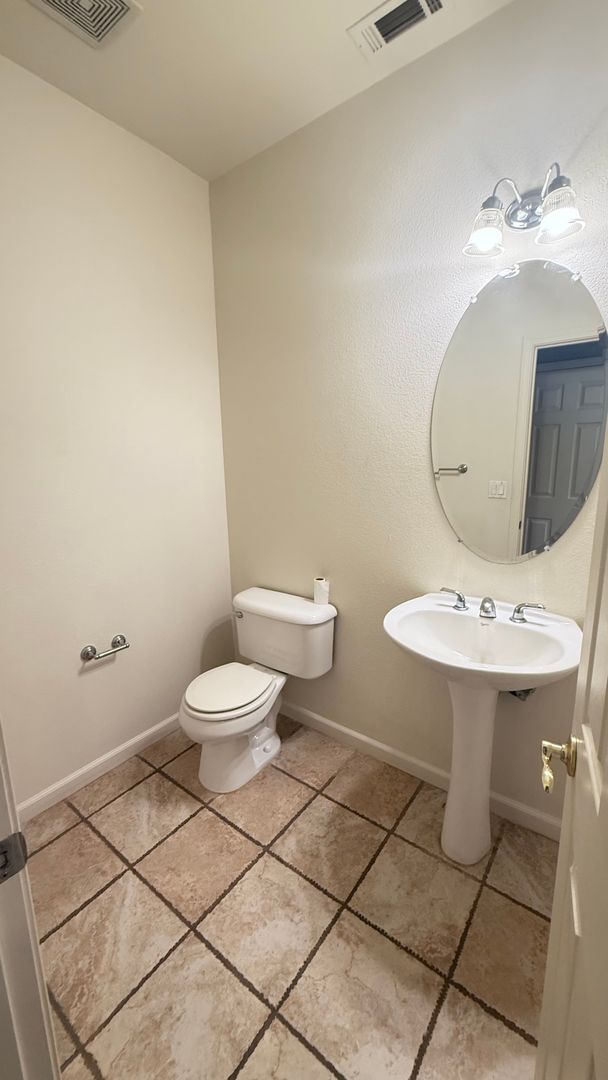 Building Photo - 4 bed 2.5 bath Single Family Home