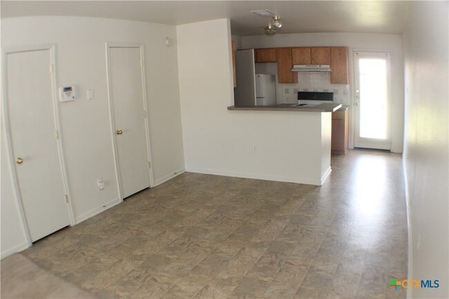 Building Photo - 102 E Robin Ln