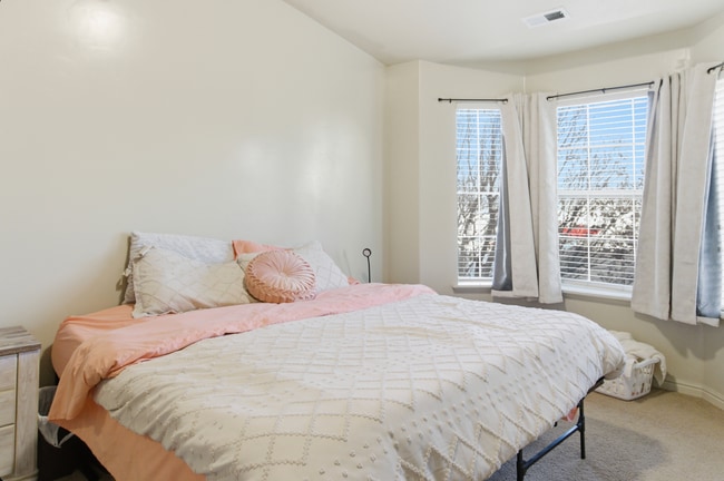 Building Photo - 467 S 2550 W