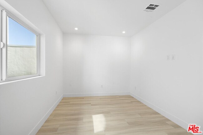 Building Photo - 10963 Calvert St