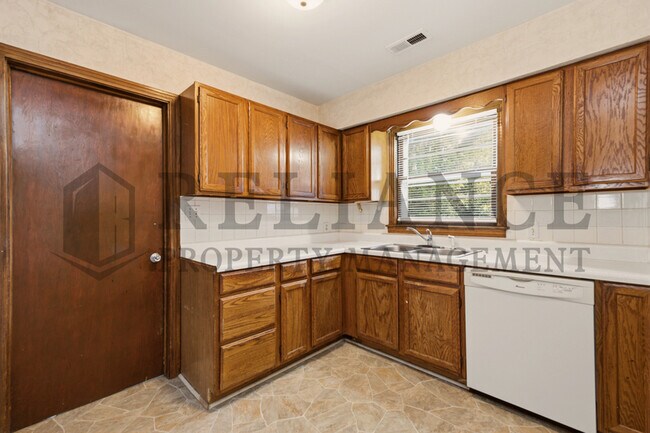 Building Photo - 1620 E Selma St