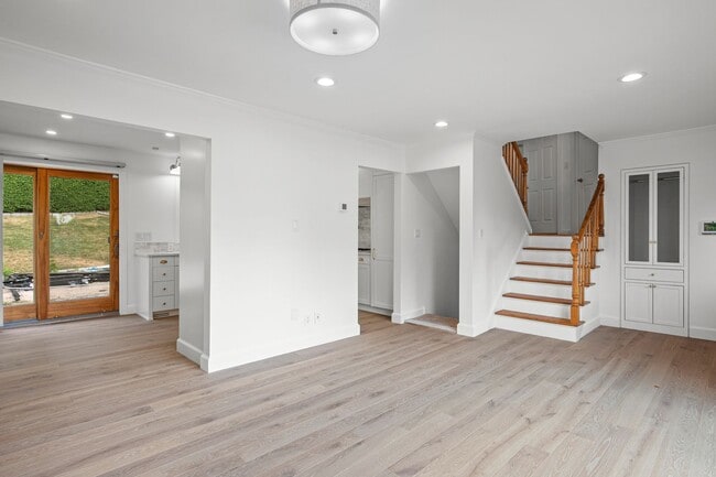 Building Photo - Spacious 3 Bed, 3 Bath