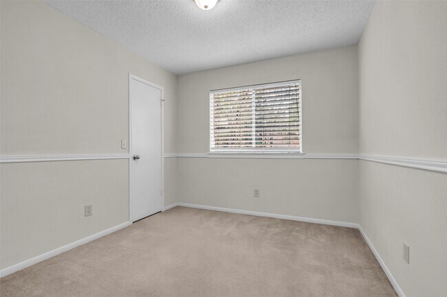 Building Photo - 10 Treadwell Ct