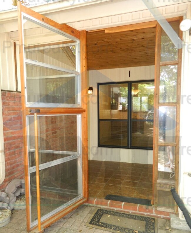 Building Photo - AVAILABLE NOW!!! Gorgeous 3+ Bed 2-Bath To...