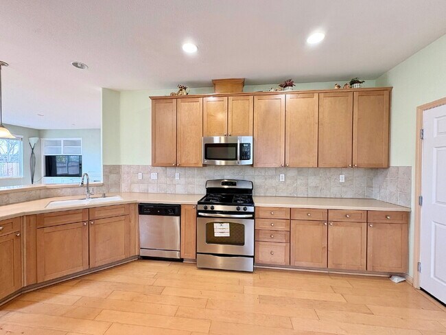 Building Photo - 50% off your first month’s rent move-in special! Spacious 4BR / 2.5BA Home in Pittsburg