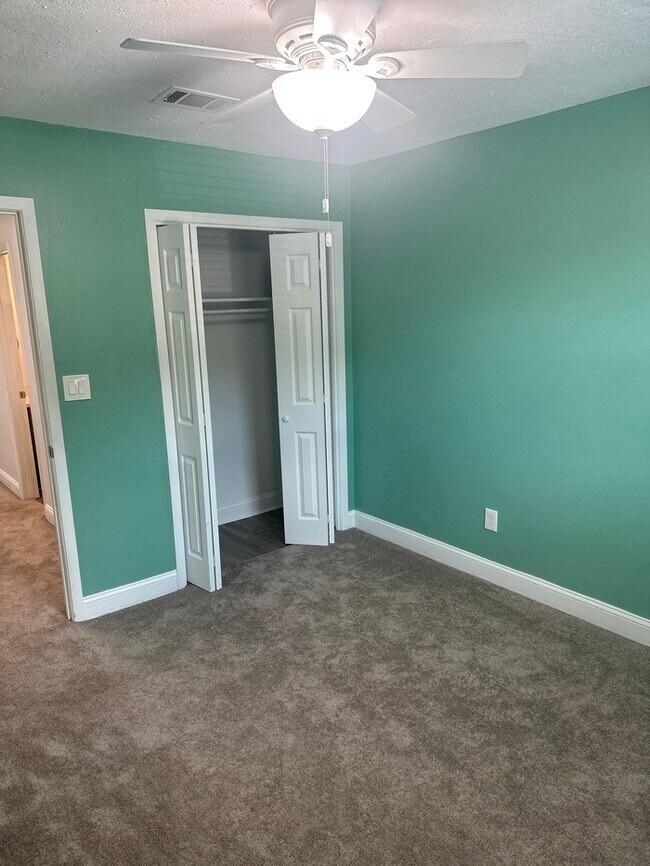 Building Photo - Beautifully Remodeled 4Bed/2.5Bath Townhome