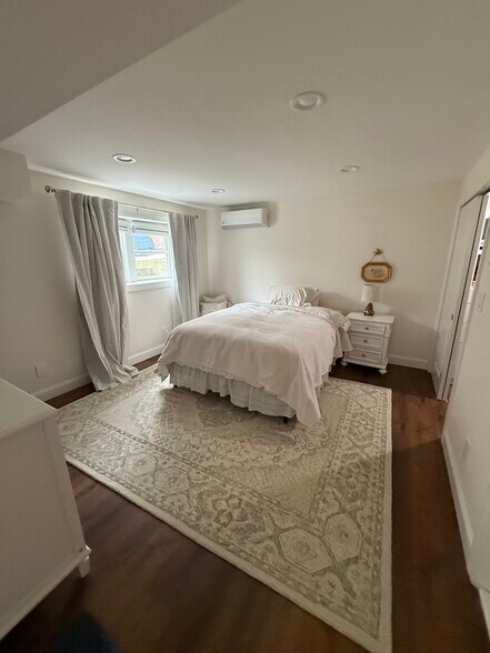 Showing queen size bed - 5 Crescent Dr