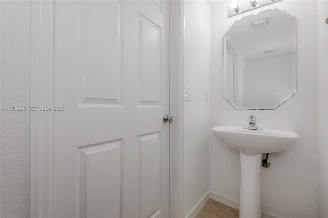 Building Photo - 1000 Palm Trail