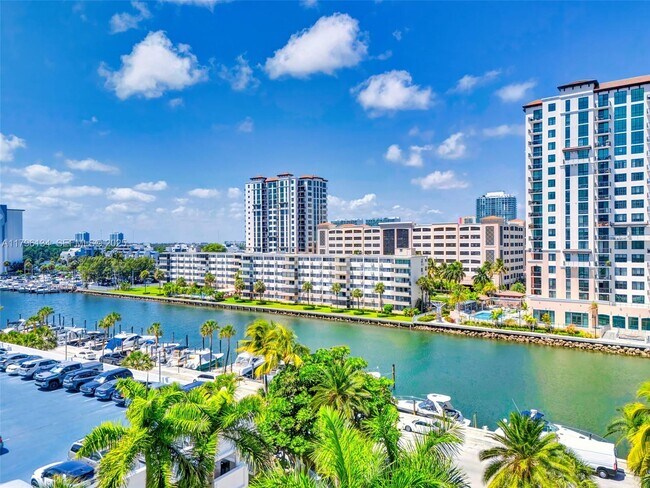 Building Photo - 300 Bayview Dr