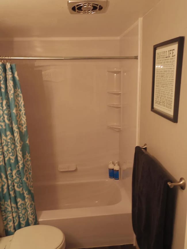 upstairs bathroom - 4038 Kalamath St