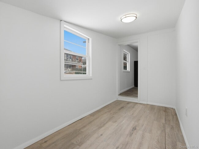 Building Photo - 19 E Castle Ave