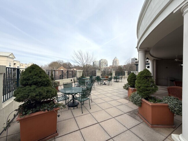 Building Photo - Fifth & Poplar - T.R. Lawing Realty Property