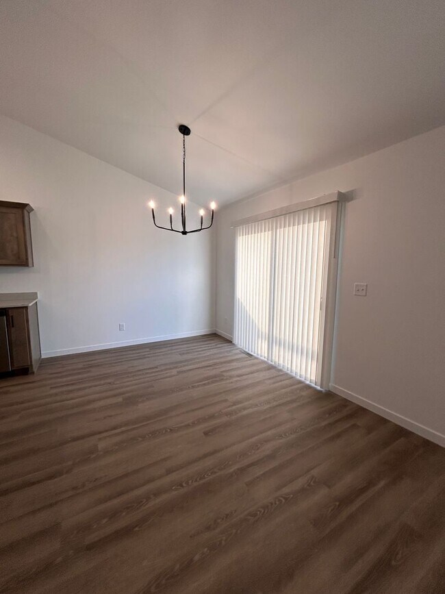 Building Photo - 3 Bed 3 Bath TownHome