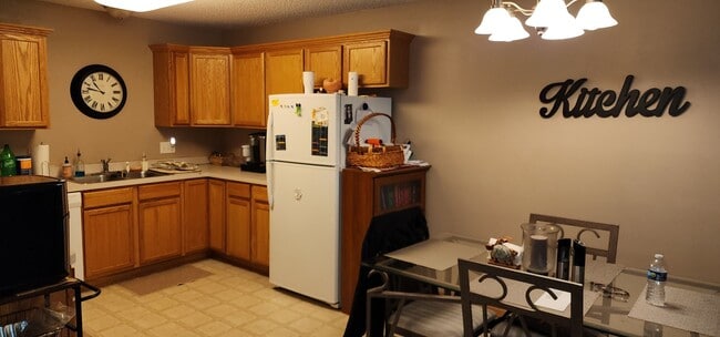 Building Photo - Beautiful 2 bedroom 1 bath End Unit Townhouse