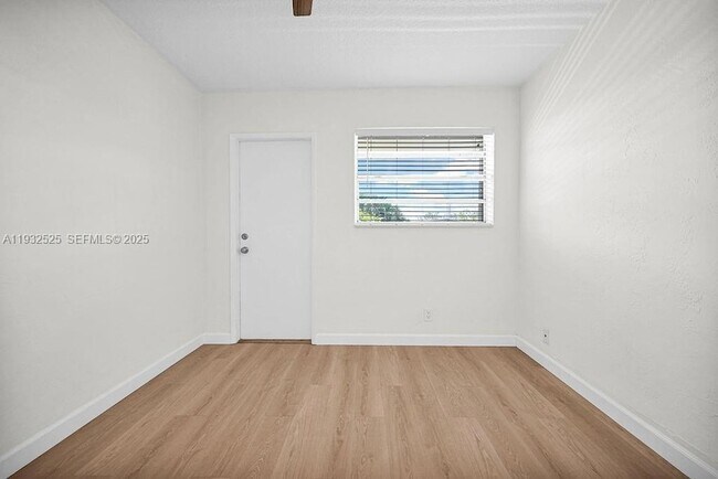 Building Photo - 1301 N 12th Ct