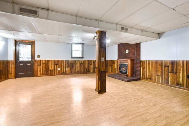 Building Photo - Pet Friendly Four Bedroom with Basement!