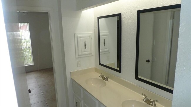 Building Photo - 11311 Verlaine Dr