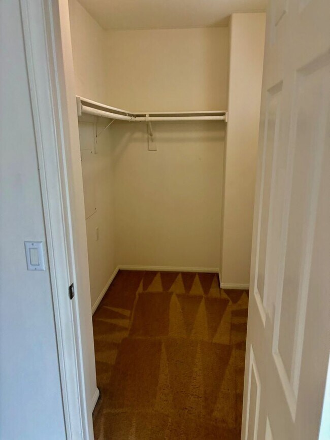 Building Photo - 1965 Oakwood Way