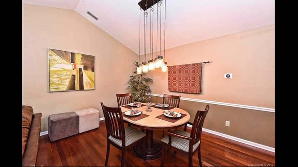 Building Photo - 3300 Selwyn Farms La