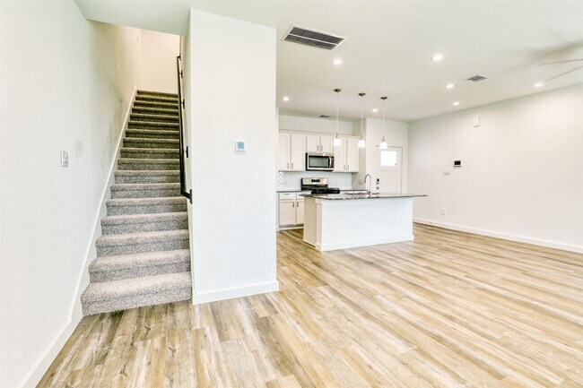 Building Photo - 3022 La Latina Dr