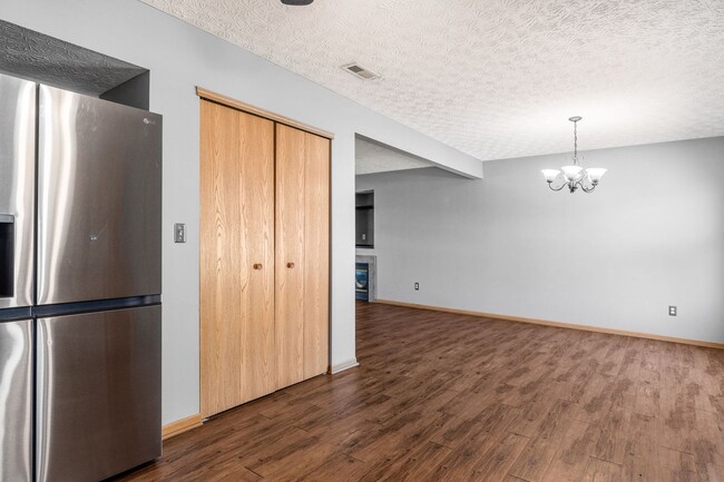 Building Photo - Spacious South Side Home with Garage!