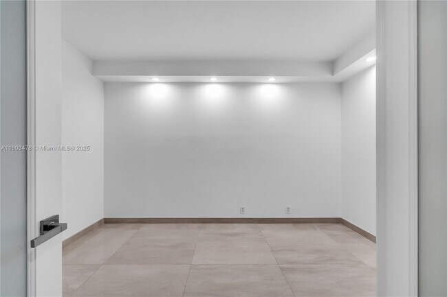 Building Photo - 141 Crandon Blvd