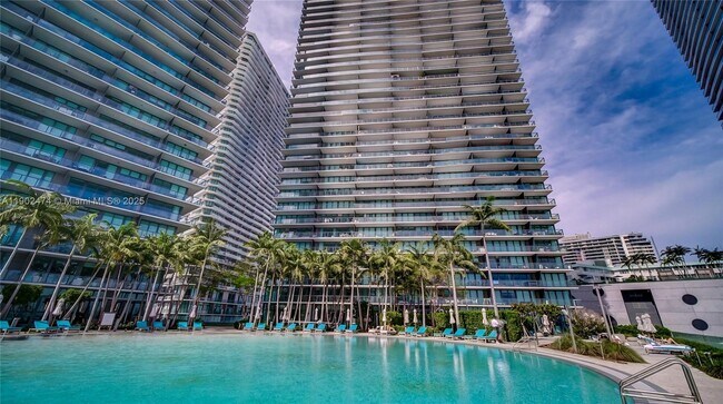 Building Photo - 480 NE 31st St