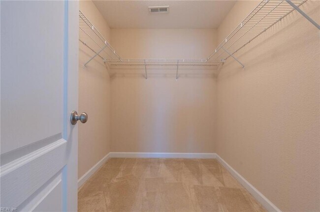 Building Photo - 302 Milton Ct