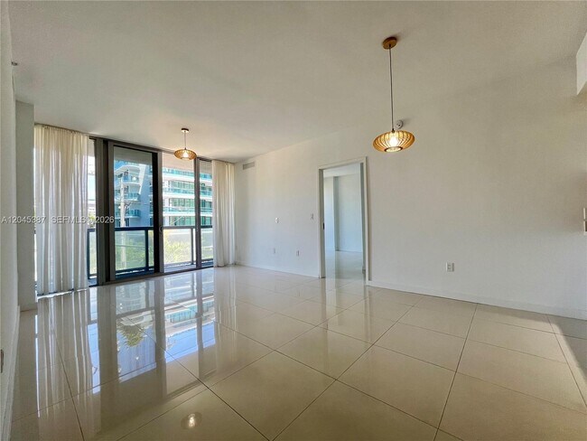 Building Photo - 9940 W Bay Harbor Dr