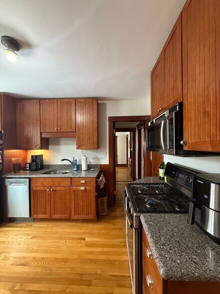 Building Photo - 7 View South Ave