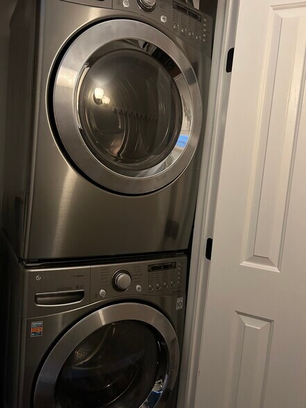 Building Photo - 22 E Market St