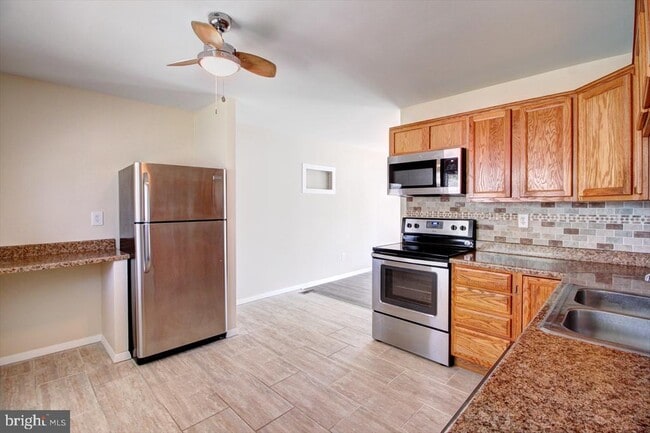 Building Photo - 285 Pinoak Dr