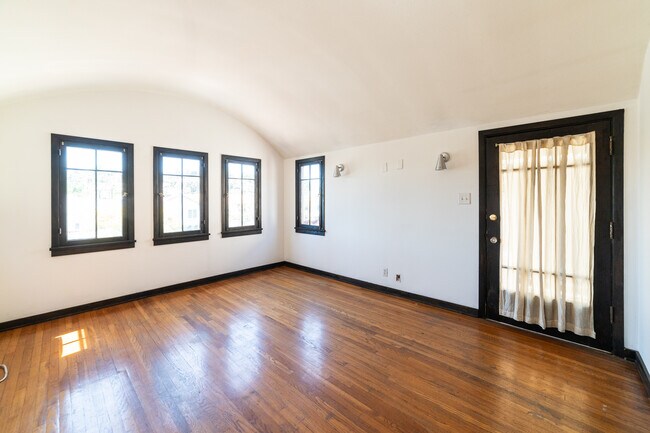Building Photo - 836 Silverlake Blvd-