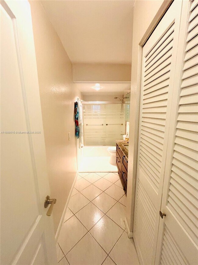 Building Photo - 1817 S Ocean Dr
