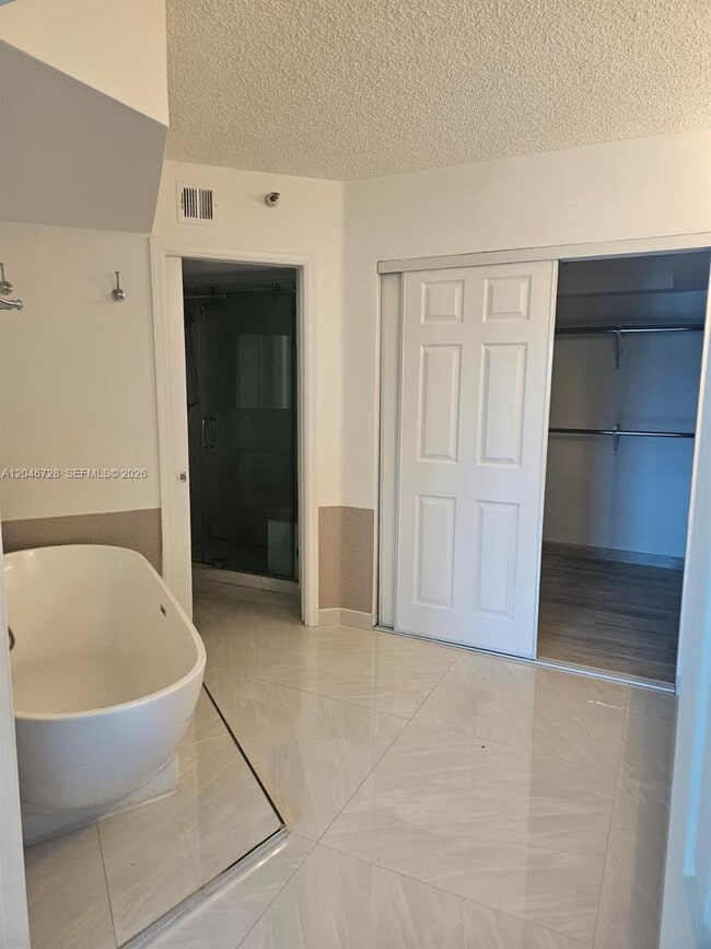 Building Photo - 3530 Mystic Pointe Dr