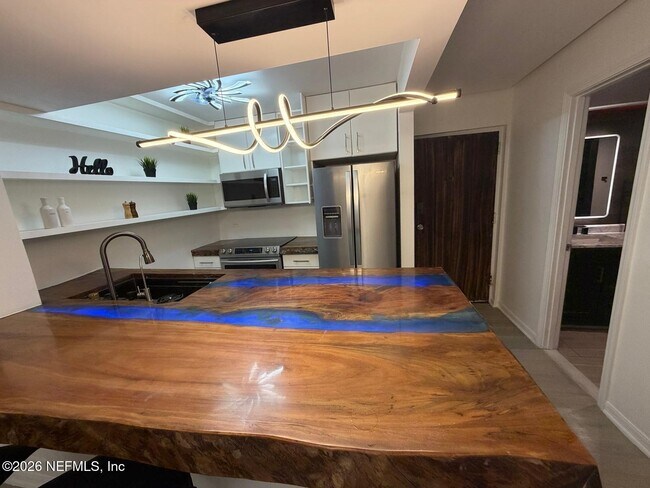 Building Photo - 222 14th Ave N