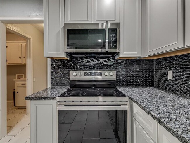 Building Photo - Updated & Close to Everything!