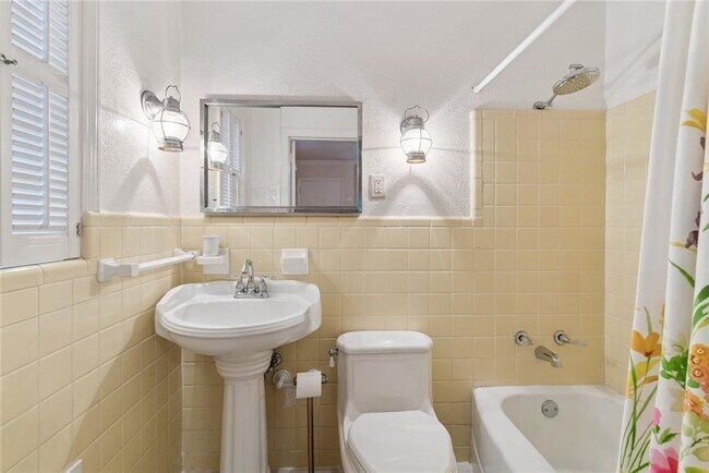 Building Photo - 1407 Sycamore Ave