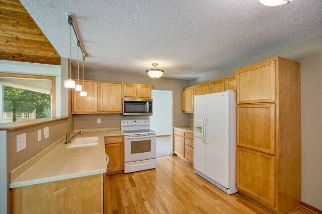 Building Photo - 5 Bedroom Chanhassen Home with fully fenced backyard, basketball court, garden beds.  Fabulous Ho...