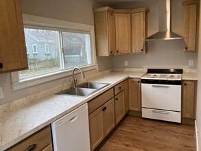 Building Photo - 103 Elm St