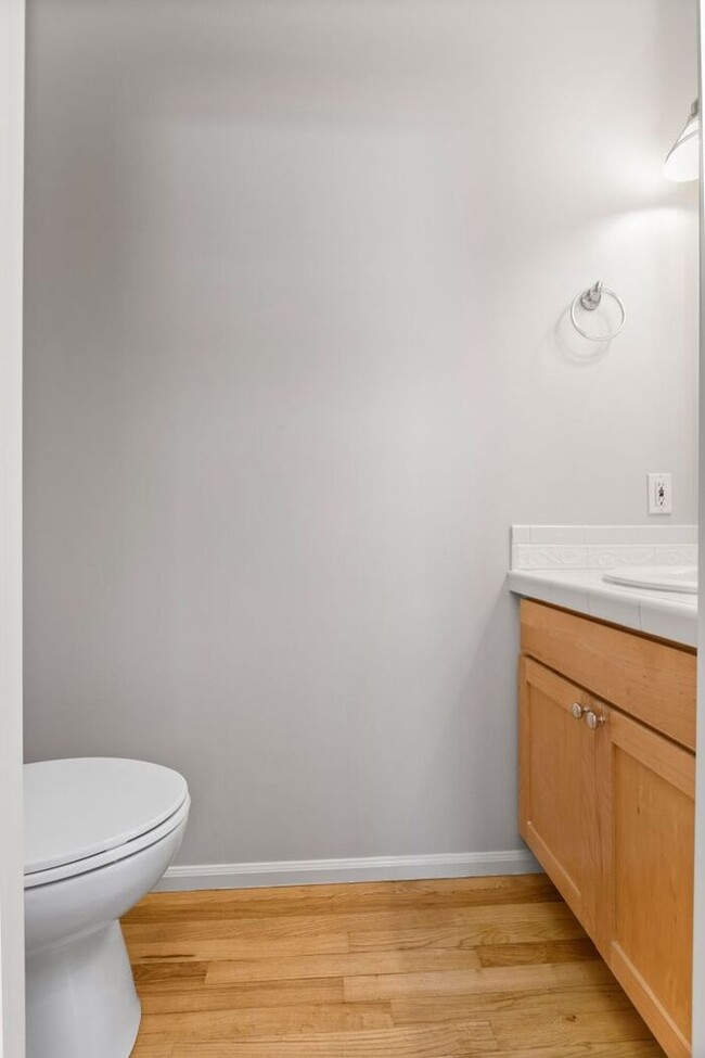 Building Photo - Charming AIR CONDITIONED Alki Townhome