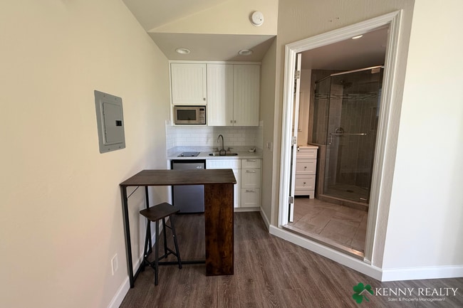 Building Photo - 3 Bedroom, 2 Bathroom (Main House + ADU) -...