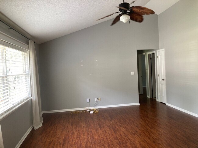 Building Photo - 3 bed 2 bath house, 1-car garage and fenced-in yard! Available May 15