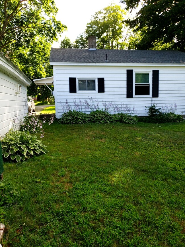 Building Photo - Quite house in quiet neighborhood. Corner Lot. Heat included.