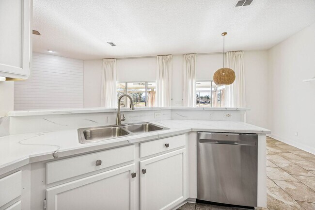 Building Photo - 3447 Heron Dr N