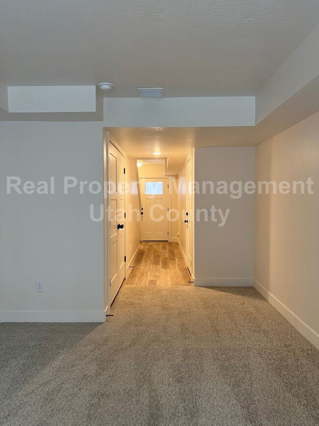 Building Photo - Newer American Fork Townhouse