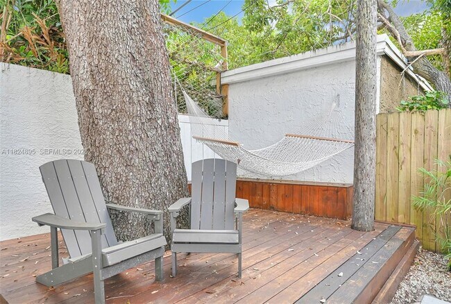 Building Photo - 150 NE 50th St