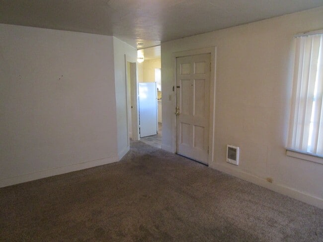 Building Photo - *PRICE REDUCED* 1 Bedroom Duplex Right Next to Library - Water/Sewer Included! Available NOW!