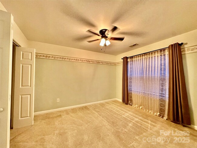 Building Photo - 1913 Thorn Crest Dr