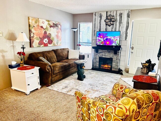 Building Photo - 2600 S White Mountain Rd